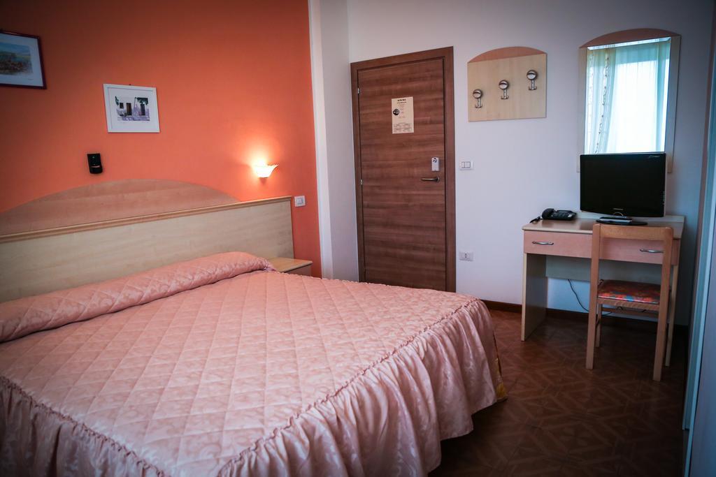 Hotel Ausonia Monte Porzio Экстерьер фото
