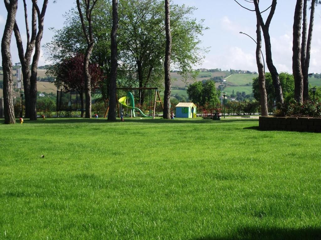 Hotel Ausonia Monte Porzio Экстерьер фото