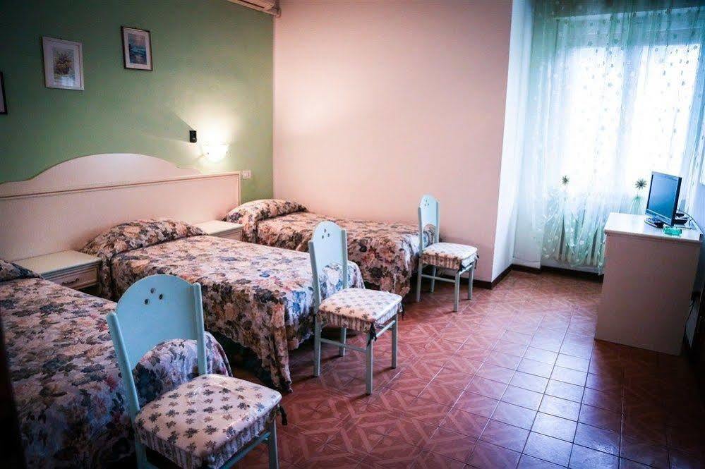 Hotel Ausonia Monte Porzio Экстерьер фото
