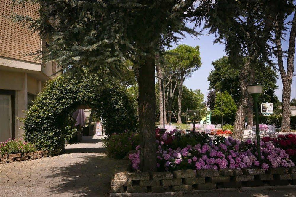 Hotel Ausonia Monte Porzio Экстерьер фото